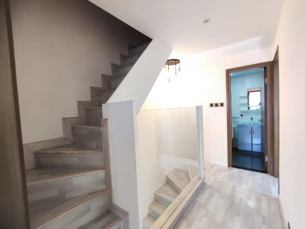 完成清潔後的開放式客廳空間